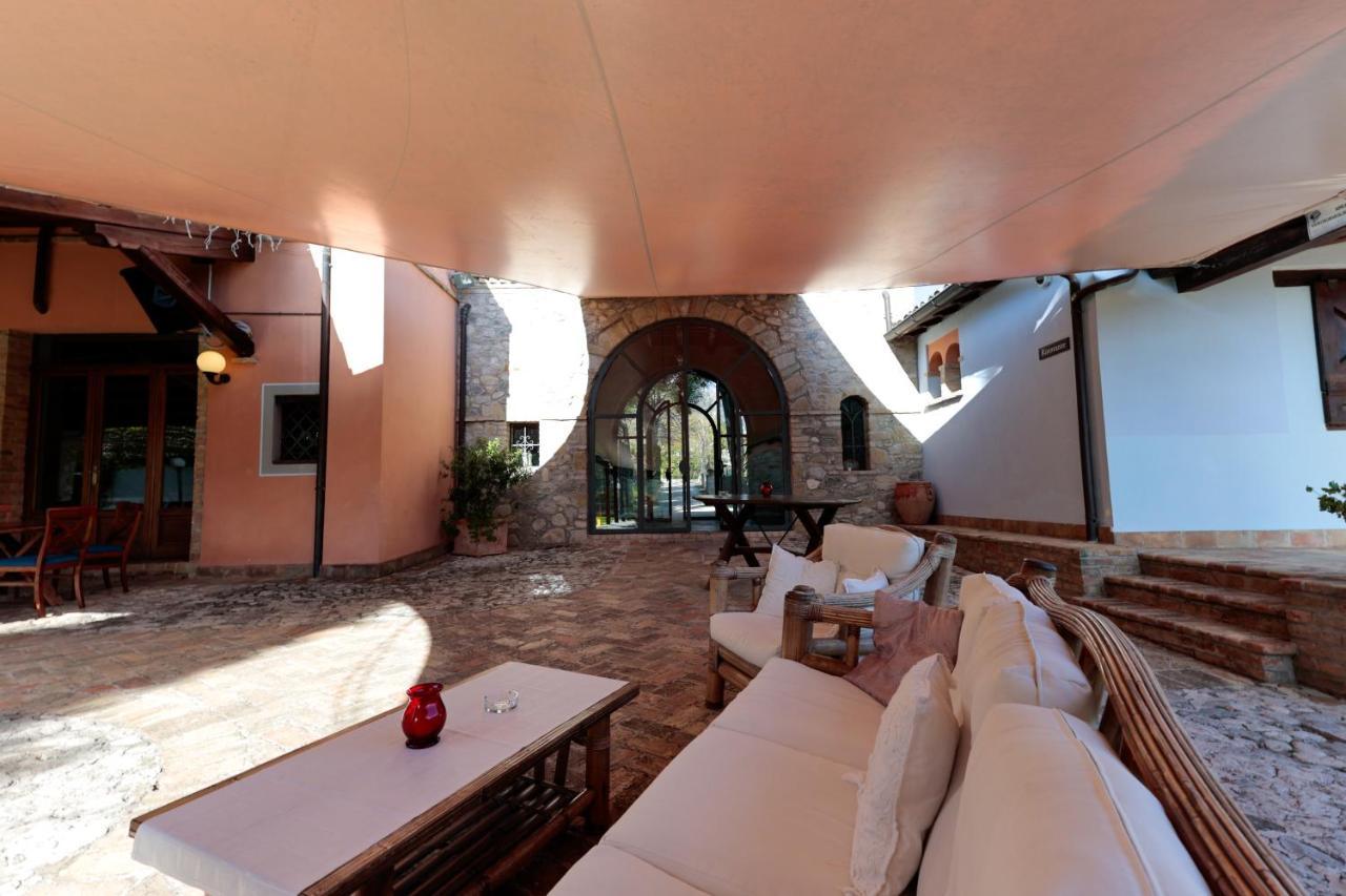 Hotel Corte Dei Tini Teramo Buitenkant foto